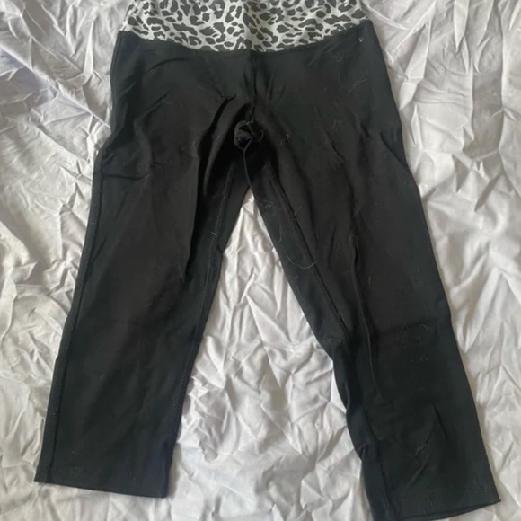 Leopard Print Cropped Leggings - Picture 2 of 5